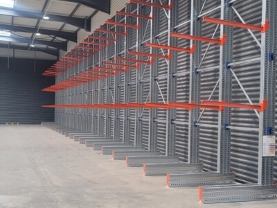 Rayonnage Cantilever : L'Option Idéale pour le Stockage de Charges Longues et Encombrantes